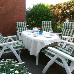 Eine eigene Terrasse gehört zu dieser Wohnung